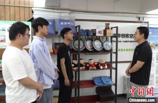 宋宏霖(左三)介紹“大果文創”團隊設計的產品。徐志雄 攝