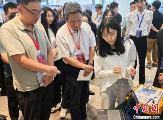 游瓊宇向安全工程領域的專家介紹電離輻射實驗教學平台。王祥帥 攝