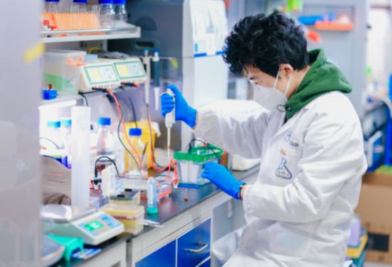 首都医科大学学生在科研楼进行实验