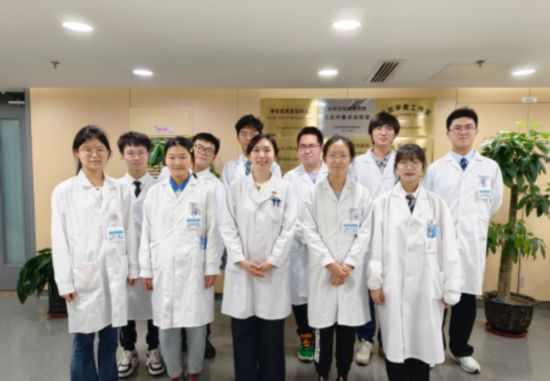 “阶平班”学生临床见习合影