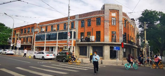 2021年，北京建筑大學建筑與城市規劃學院丁奇教授主持完成了北京市西城區西安門大街街區改造提升項目，圖為保護修繕后的紅樓公共藏書樓