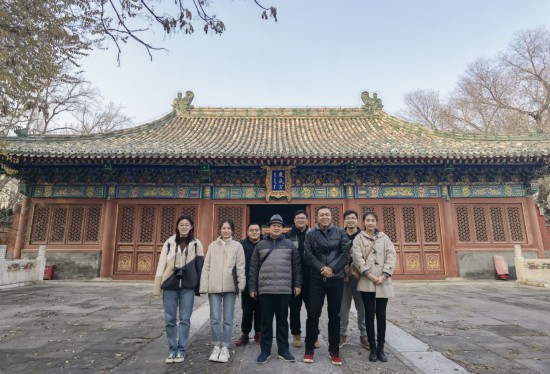北建大教师马全宝与学生在庆城宫合影
