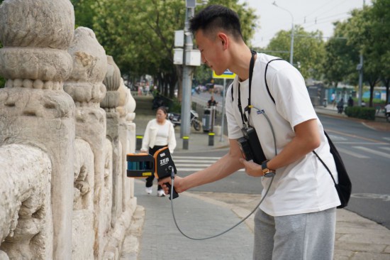 北建大学生在万宁桥进行三维激光扫描