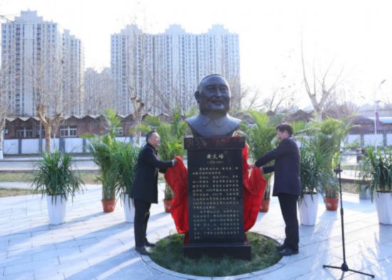 黄炎培先生铜像落成揭幕仪式在园区顺利举办