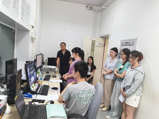 北二外學生在中科院心理所收集磁共振數據