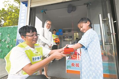 在江蘇省泰州市海陵區東河小游船碼頭“青少年防溺水救助站”旁，小朋友體驗水下救生速浮手環。