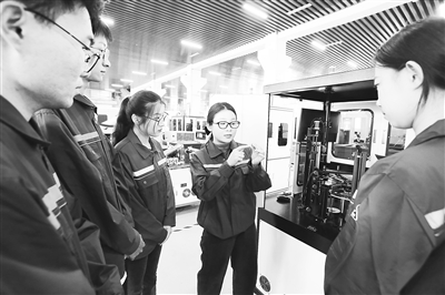 在山东科技职业学院实训基地里，教师（右二）正在现场教学。受访者供图