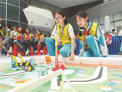 学生参加中小学机器人竞赛“人工智能”项目比赛。视觉中国供图