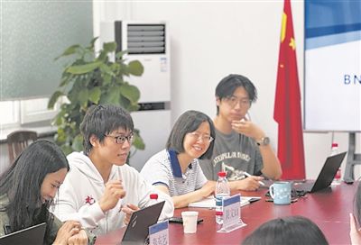 图为北京师范大学人工智能学院毕业生正在交流经验。受访者供图