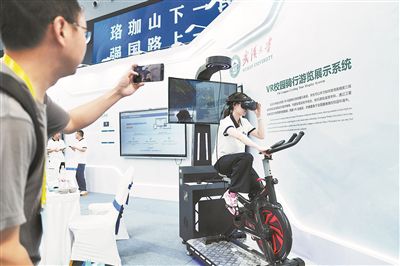 2025世界數字教育大會上，學生正在展示武漢大學研發的VR校園騎行游覽展示系統。 中新社記者 張祥毅攝