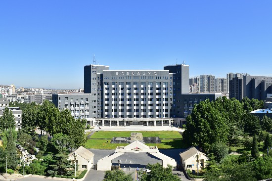 北京石油化工学院主楼（摄影：张世英）