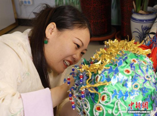 河北衡水妈妈用废弃罐头为女儿制作凤冠