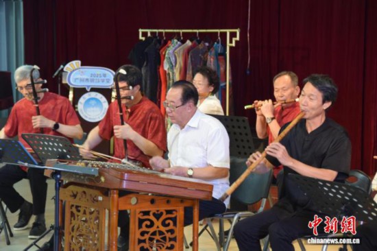 古筝演奏《彩云追月》赢得掌声。广州市民政局 供图