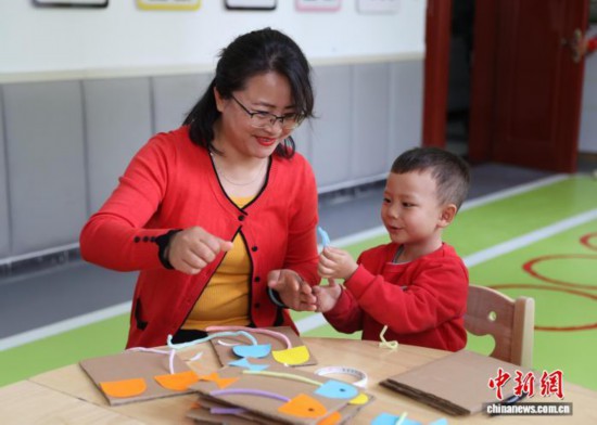 11月5日,小朋友在銀川市金鳳區湖畔嘉苑西區社區黨群服務中心的“寶寶屋”裡快樂玩耍。近年來,銀川市積極構建高質量托育服務體系,著力打造“15分鐘托育服務圈”,將“寶寶屋”廣泛嵌入社區之中,讓居民不出遠門,就能享受到便捷、安心的托育服務。中新社記者 於晶 攝