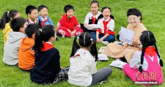 在南京玄武湖公园，徐艳和孩子们一起探索汉字之趣。(资料图)受访者 供图