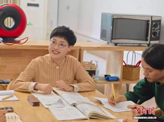 在南京市金陵汇文学校，徐艳和老师们开展交流研讨。(资料图)受访者 供图