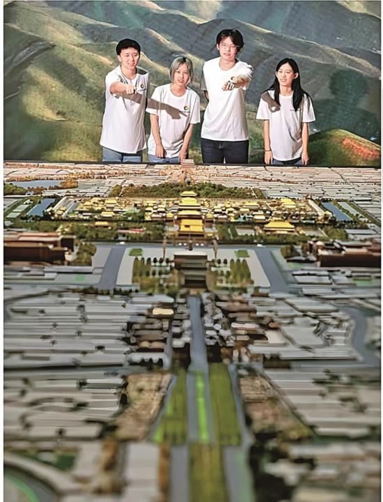 学生在首都博物馆“辉煌中轴”专题展参观研学。资料图片