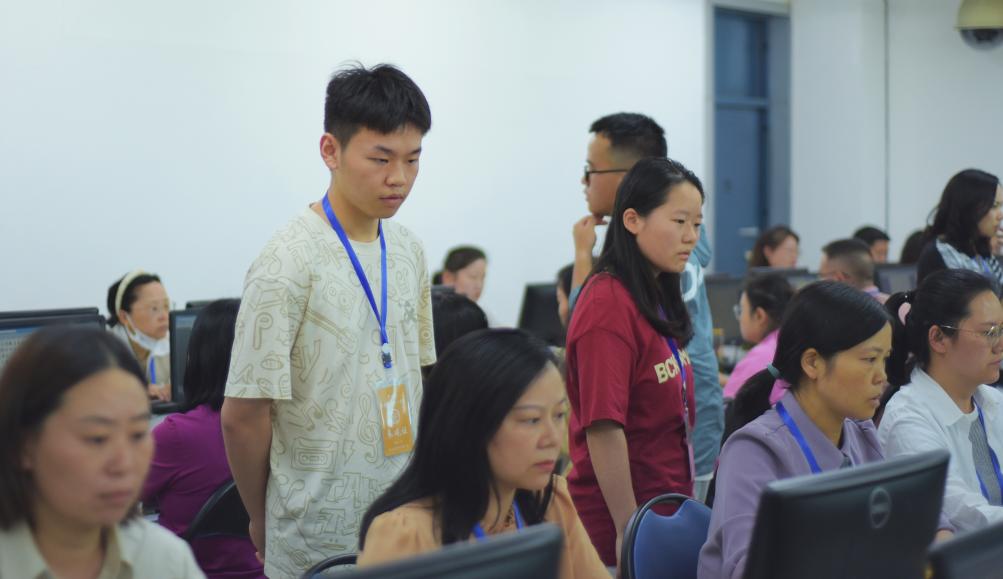 6月15日，考生代表在贵州省2025年高考评卷基地参观。新华社记者 郑明鸿 摄
