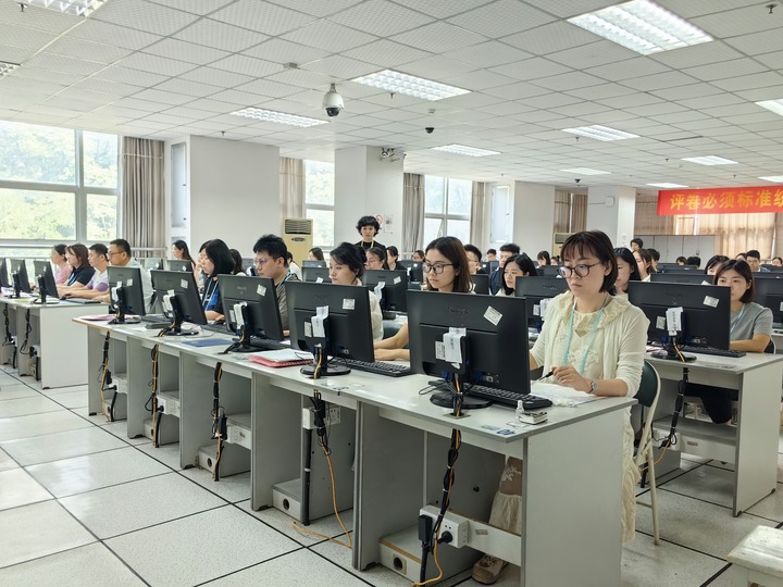 在位于重庆市的西南大学评卷点，评卷教师正在评阅试卷。新华社记者 吴梦桐 摄